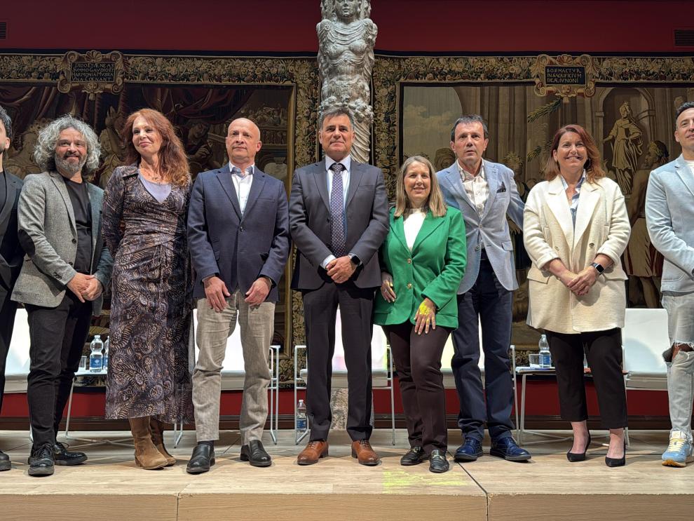 Imagen de la presentación de la Aragón Fashion Week con las directoras generales de Promoción Industrial, Mar Paños, y de Comercio, Carmen Herrarte.