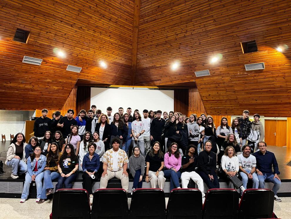Los alumnos han sido recibidos en el IES Pirámide por la directora provincial de Educación, Mónica Martínez, y el director del instituto.