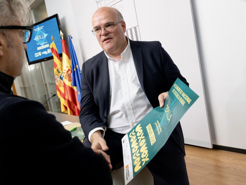 El director general de Personal, Formación e Innovación del Gobierno de Aragón, José María Cabello, presenta el III Congreso Nacional de Escuela Rural, que se va a celebrar el próximo día 16 en Teruel