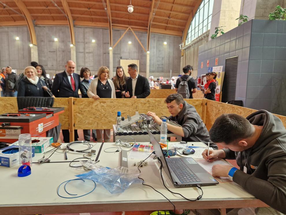 La consejera ha asistido hoy a las pruebas de las distintas modalidades que compiten en las Aragón Skills y ha conversado con alumnos y docentes.