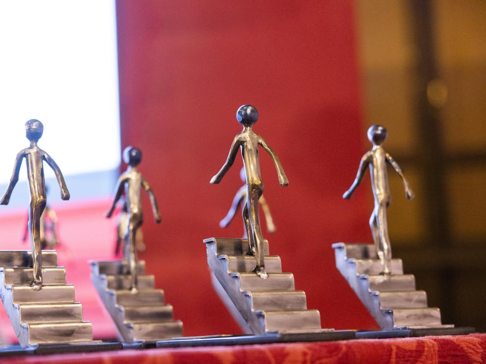 Escultura conmemorativa del 25 aniversario del INAEM e imagen de la portada de la memoria 2024