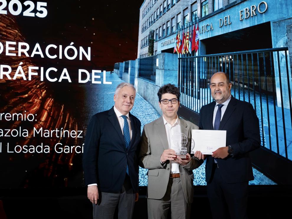 El consejero Octavio López; el presidente de la CHE, Carlos Arrazola, y el director del Área de participación, Informes de Compatibilidad y Sistemas de Información Geográfica, José Ángel Losada, en la entrega del Premio IGEAR 2025.