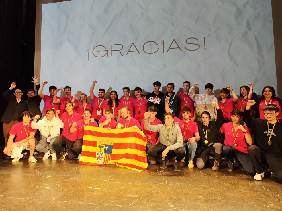 Fotografía de grupo con las medallas de oro de las Aragón Skills 2025.