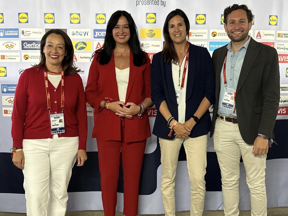La consejera de Bienestar Social y la directora general de Deporte esta tarde en Huesca junto a la alcaldesa y el presidente de la Diputación de Huesca.