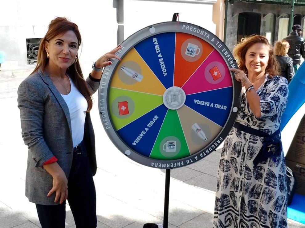 La directora del Área de Enfermería del SALUD y la presidenta del Colegio de Enfermería de Zaragoza, en la carpa instalada por el Colegio, en la capital aragonesa