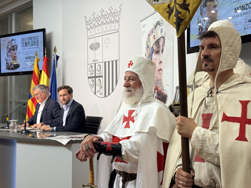 El consejero de Medio Ambiente y Turismo, Manuel Blasco, y el alcalde de Monzón, Isaac Calver, presentan el XXIII Homenaje Templario a Jaime I y Guillem de Mont-Rodón.