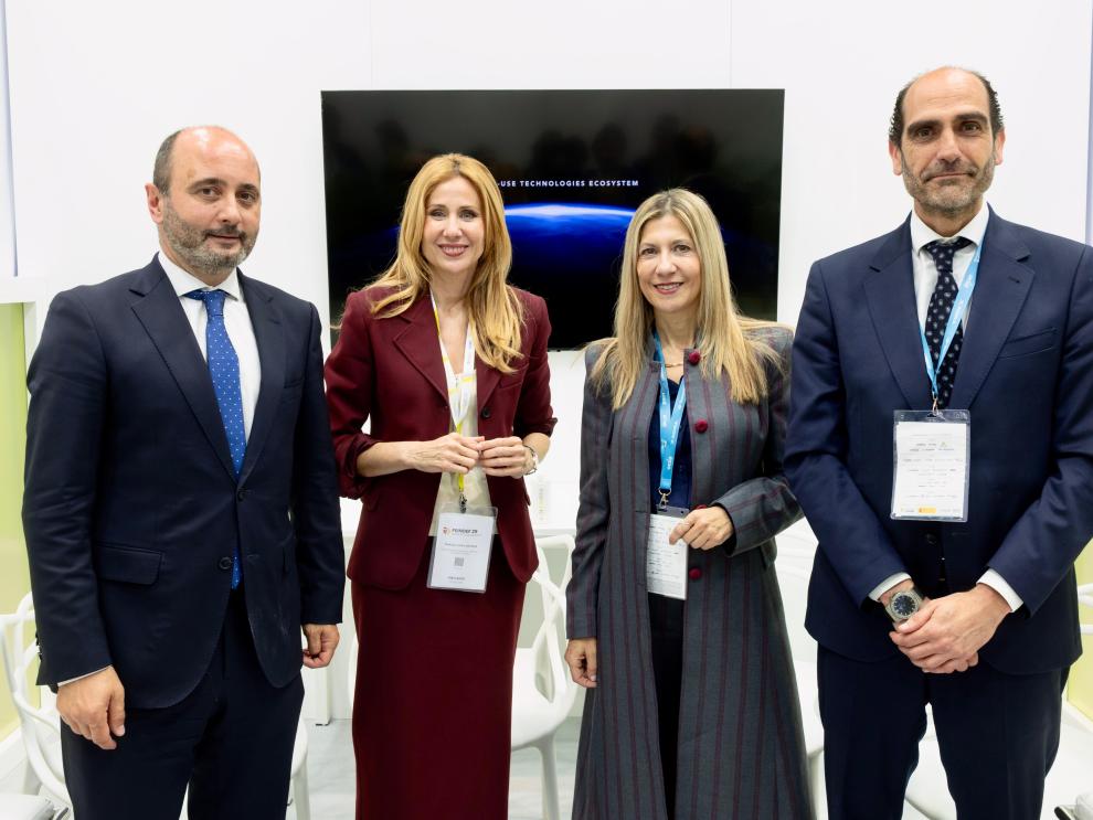 Imagen del encuentro entre las dos consejeras en Feindef