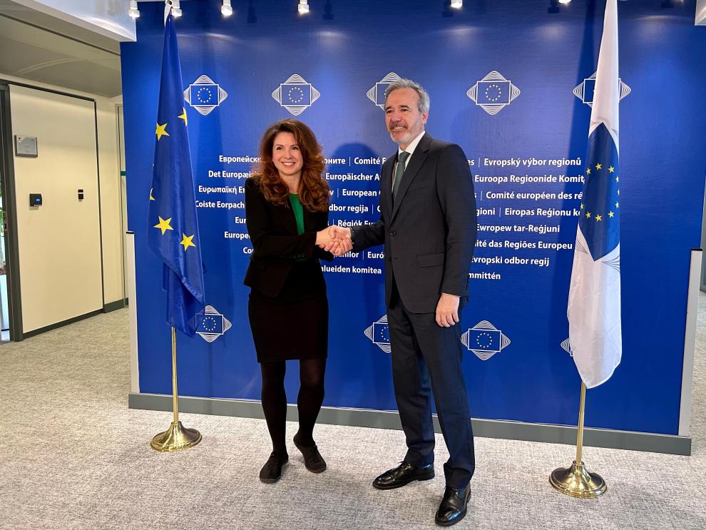 Kata Tüttő, Presidenta del Comité Europeo de las Regiones, y Jorge Azcón, presidente del Gobierno de Aragón.