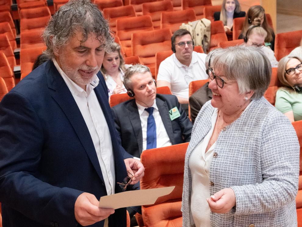 La directora general de Energía y Minas, Yolanda Vallés y el jefe de servicio de Promoción de Desarrollo Minero, Pedro Silva, durante la apertura del encuentro