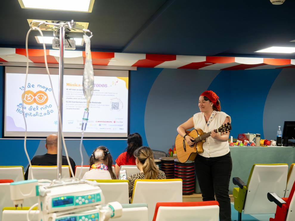 Fiona, de la fundación Cultura en Vena, interpretando la canción “Un beso redondo”.
