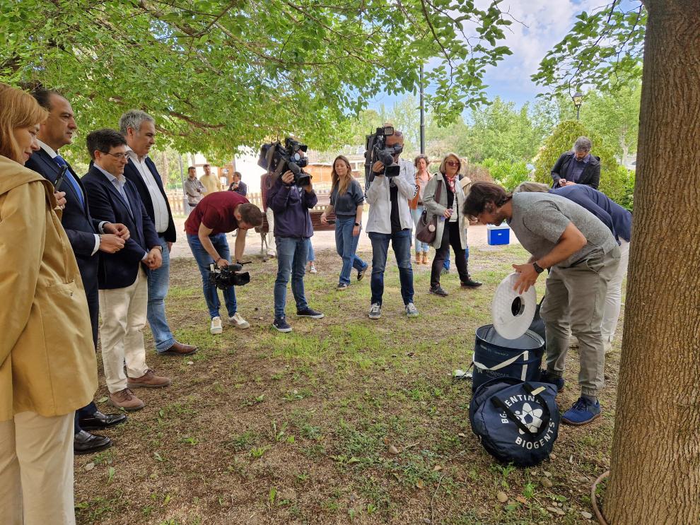 El profesor de Veterinaria, Ignacio Ruiz, muestra al consejero de Sanidad, José Luis Bancalero Flores, entre otras autoridades, como se instala la trampa para vectores, en La Alfranca