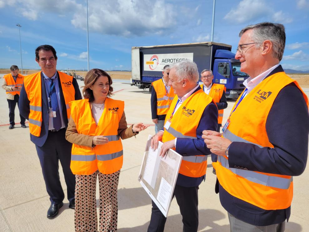 El presidente del Consorcio del Aeropuerto de Teruel,Octavio López, entre Emma Buj y Manuel Blasco, vicepresidenta y miembro del Consejo Rector, en la visita al nuevo espacio para estacionamiento de aviones.