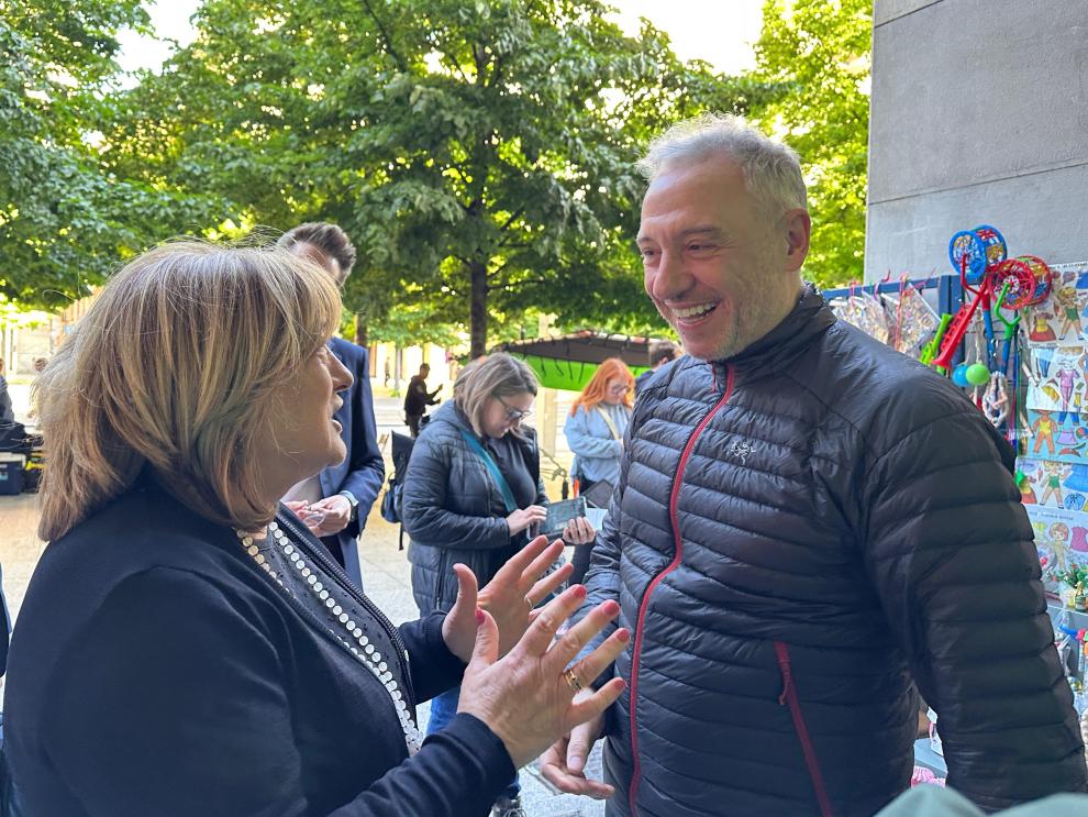 La consejera ha saludado al director Nacho G. Velilla este martes en un momento del rodaje en el Paseo de la Independencia.