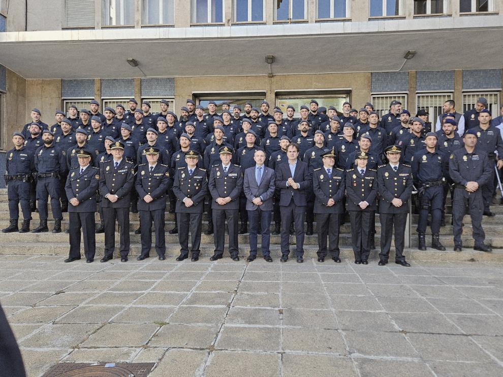 Los premiados posan tras la entrega de medallas en la Jefatura Superior de Policía en Aragón.