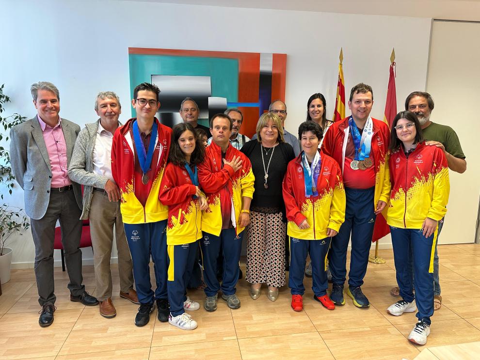 La consejera y la directora general de Deporte han mantenido este martes un encuentro con los deportistas de Special Olympics Aragón que compitieron en Turín.