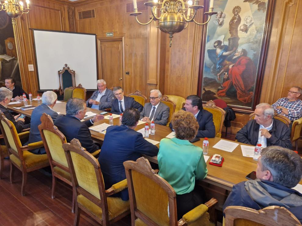 El consejero de Agricultura, Ganadería y Alimentación asiste a la reunión de la nueva junta directiva de FEREBRO