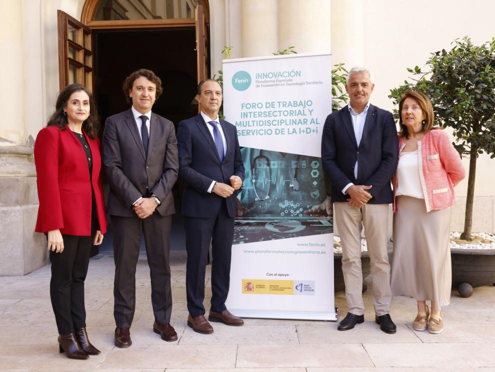 Autoridades participantes en la jornada 'Innovación en Tecnología Sanitaria', en la Sala de la Corona del Edificio Pignatelli.