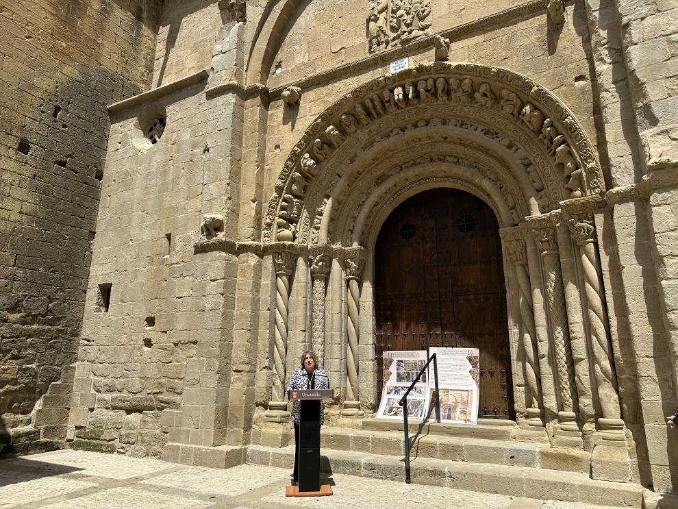 La consejera Tomasa Hernández ha visitado este jueves la Iglesia Parroquial de Santa María la Mayor de Uncastillo.