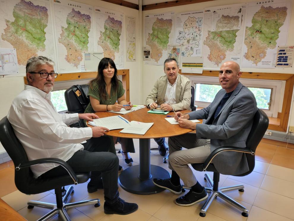 De derecha a izquierda, David Sánchez, director general de Transportes; Javier Larraz, presidente de la Comarca Cuencas Mineras; María José Alonso, consejera de Acción Social e Igualdad, y Luis Echávarri, jefe de la Sección de Planificación de Transportes