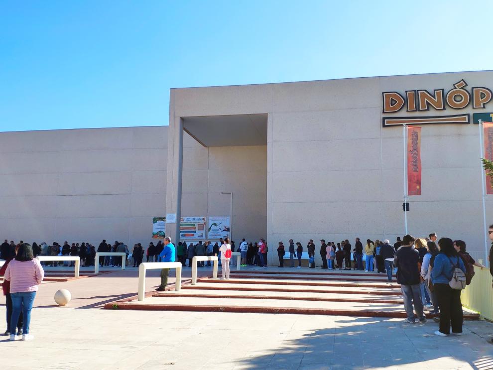 Un momento de la venta de las entradas en Dinópolis.
