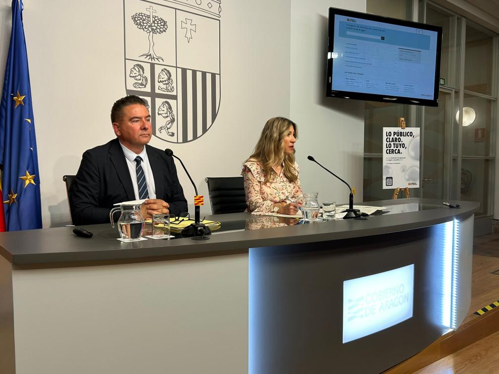 Miguel Ángel Lafuente y Mar Vaquero, en la sala de prensa del Pignatelli