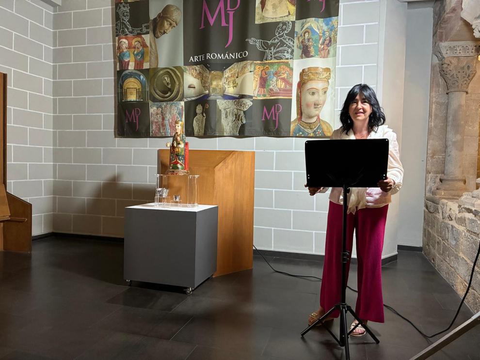 La directora general de Patrimonio Cultural, Gloria Pérez, ha presentado este lunes la restauración de la talla de la Virgen de Ubieto.