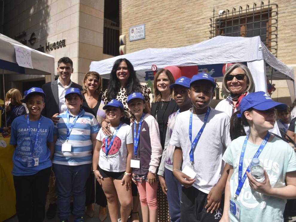 El mercadillo de cooperativas se ha celebrado hoy en Huesca con la asistencia de la directora general de Política Educativa, Ana Moracho.