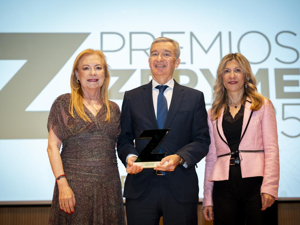 La vicepresidenta, Mar Vaquero ha entregado el premio Embajador de la Pyme a Victor, Iglesias, consejero delegado de Ibercaja, junto a la presidenta de Cepyme Zaragoza, María Jesús Lorente.