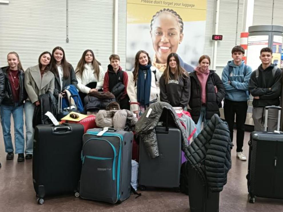 En imagen de archivo, alumnos que han participado este año en el programa Cruzando Fronteras, antes de su salida el pasado mes de enero.