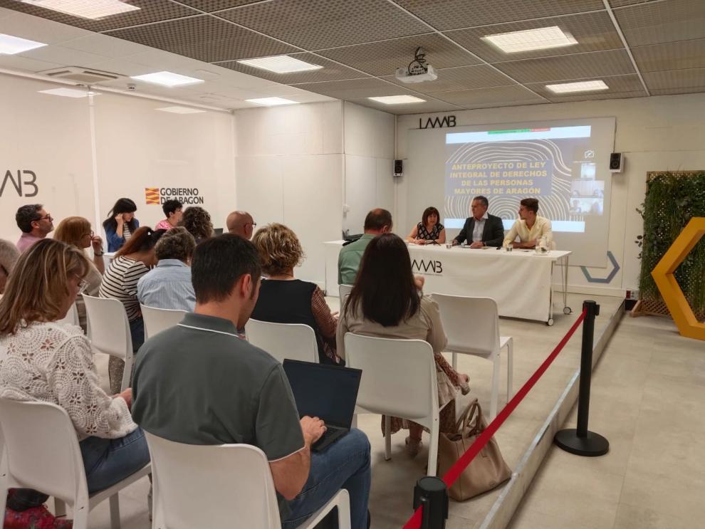 La sesión informativa ha sido impulsada por la Dirección General de Mayores y el LAAAB