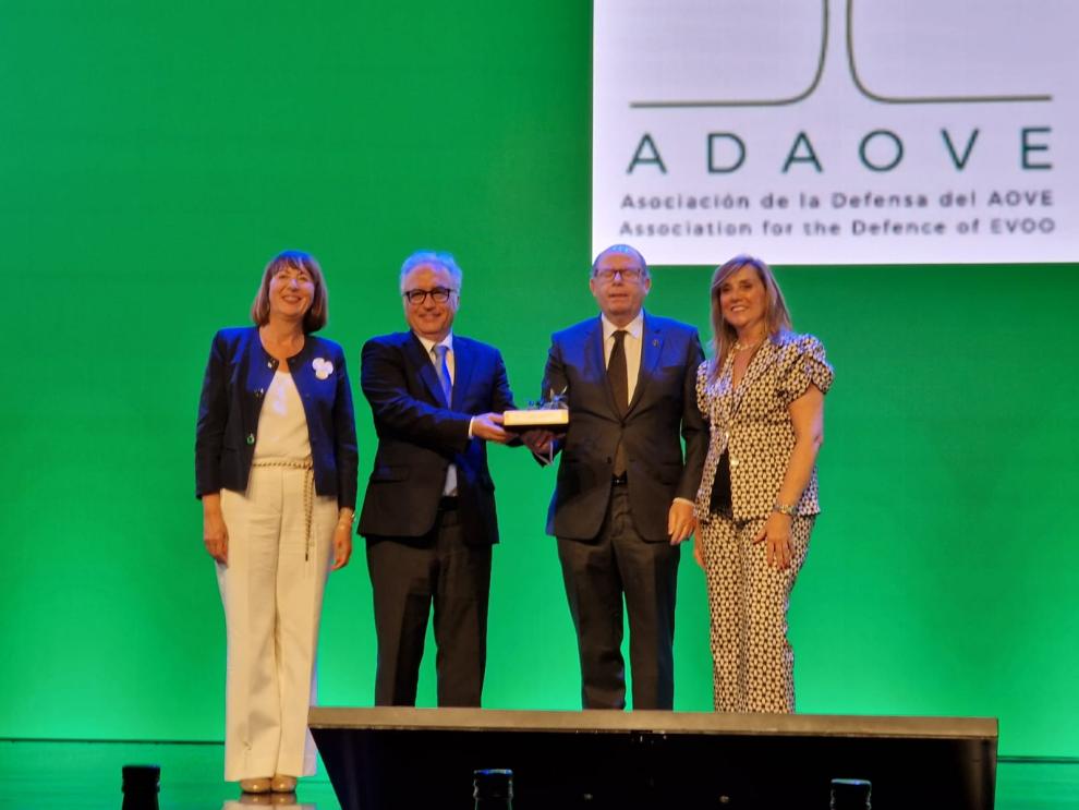 El consejero de Agricultura, Ganadería y Alimentación, Javier Rincón ha recogido la Mención Especial a Aragón como Territorio AOVE