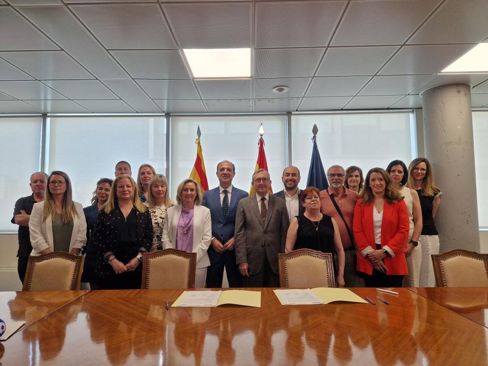 El consejero de Sanidad, José Luis Bancalero, con los firmantes del acuerdo y representantes del SALUD y el Departamento de Sanidad