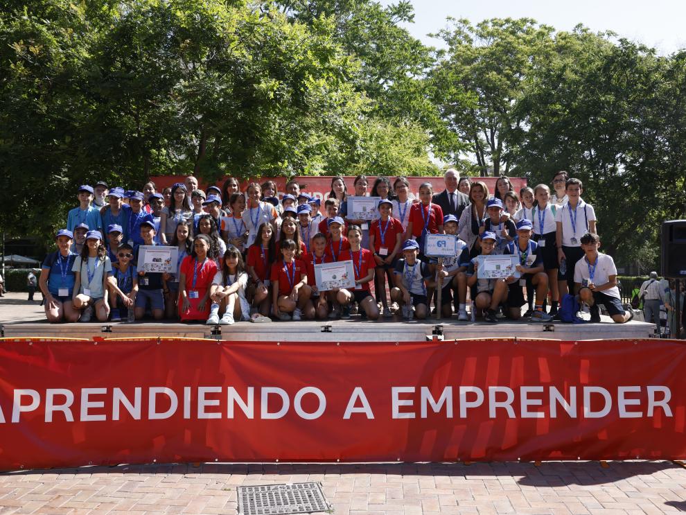 Fotografía de grupo con los ganadores.