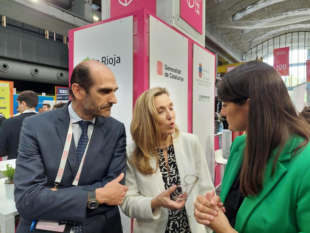 Daniel Rey con Belinda León, consejera de Economía, Innovación, Empresa y Trabajo Autónomo de La Rioja y María González, secretaria de Estado de Digitalización e Inteligencia Artificial