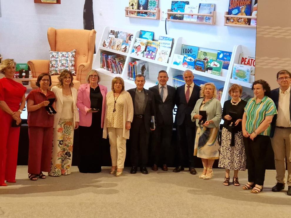 La gala ha concluido con una foto de familia con el equipo del Departamento, la Medalla y las Cruces de San José de Calasanz.