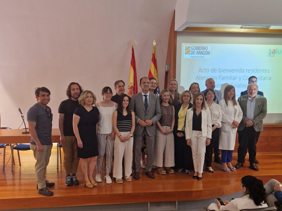 El consejero de Sanidad del Gobierno de Aragón, José Luis Bancalero Flores, con los residentes que se incorporan en el Sector de Calatayud, y responsables de Docencia y directivos del área