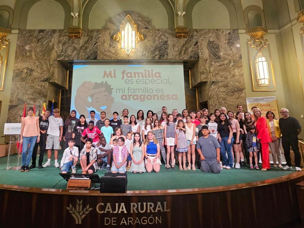 Foto de familia con los ganadores del concurso, sus profesores y las autoridades asistentes al acto