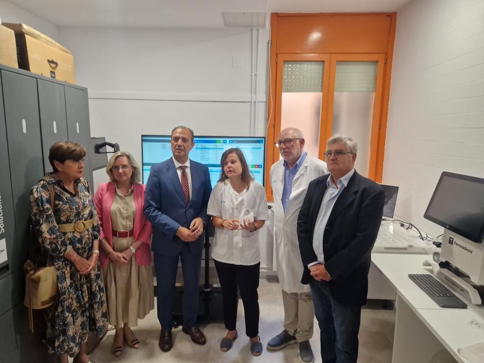 El consejero de Sanidad, la gerente del SALUD, el gerente del sector de Teruel y el director del Hospital San José de Teruel visitan el nuevo sistema automatizado para medicamentos