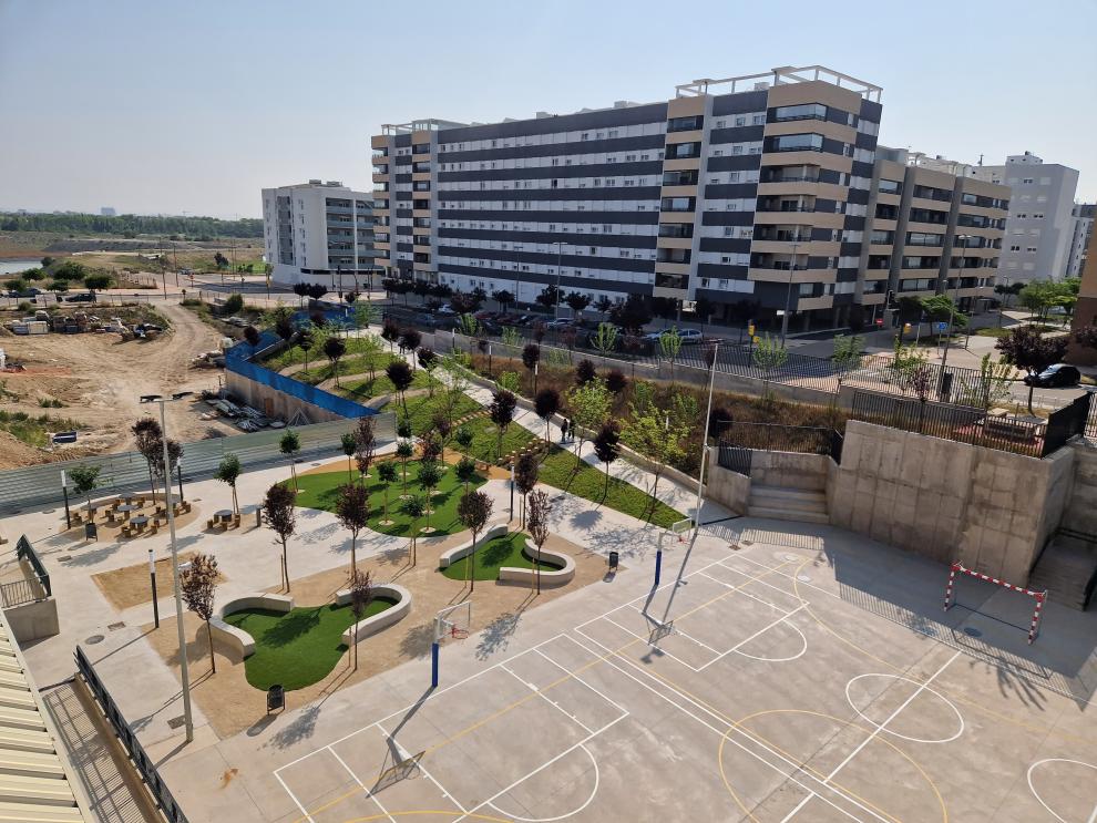 La consejera de Educación ha visitado hoy el nuevo aulario de Primaria del CPI Ana María Navales.