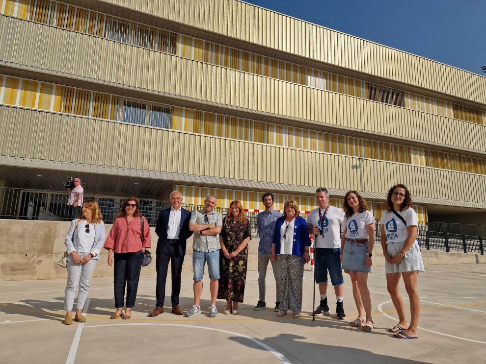 La consejera de Educación ha visitado hoy el nuevo aulario de Primaria del CPI Ana María Navales.
