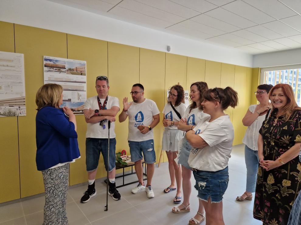La consejera de Educación ha visitado hoy el nuevo aulario de Primaria del CPI Ana María Navales.