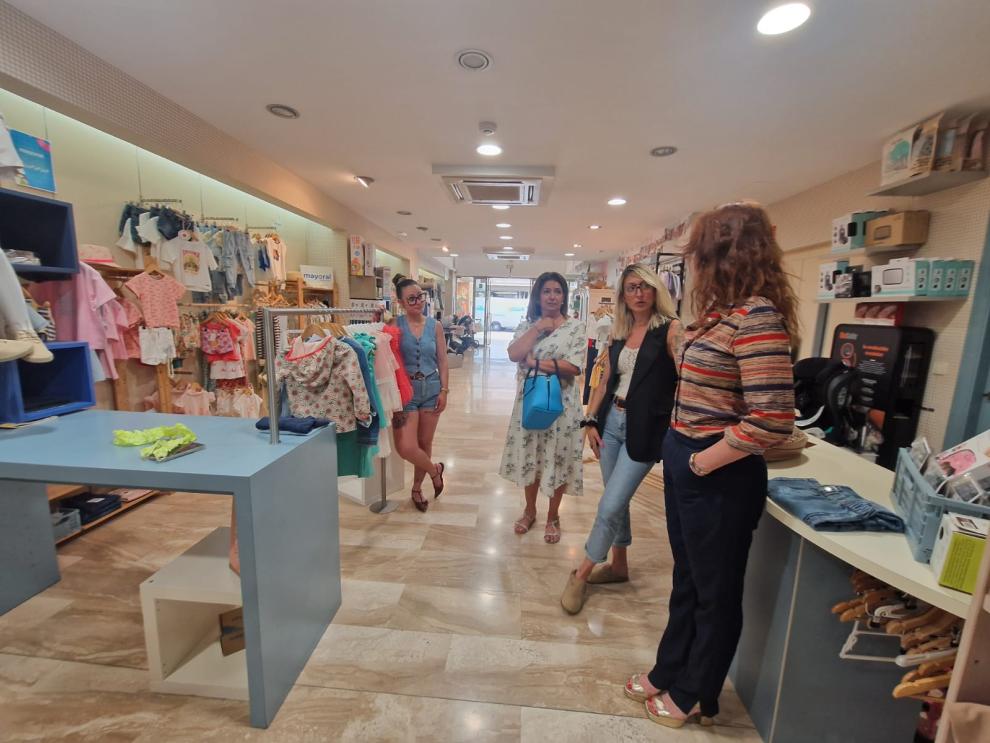 La directora general de Comercio, Ferias y Artesanía, Carmen Herrarte, ha visitado varios comercios adheridos a Volveremos
