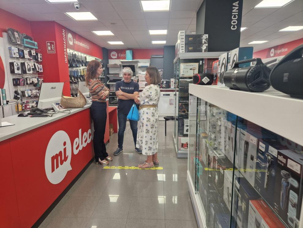 La directora general de Comercio, Ferias y Artesanía, Carmen Herrarte, ha visitado comercios adheridos a Volveremos en Monzón