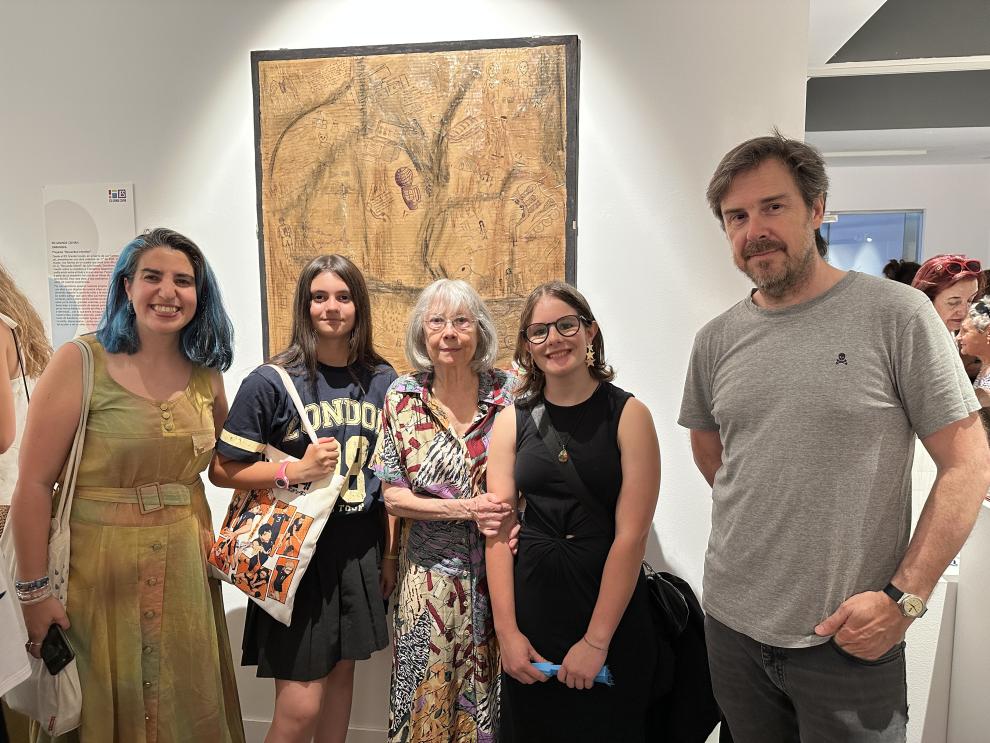 La artista Julia Dorado y el director del IAACC Pablo Serrano, Julio Ramón, junto a la profesora y las alumnas que han presentado uno de los proyectos inspirados en la obra de la pintora.