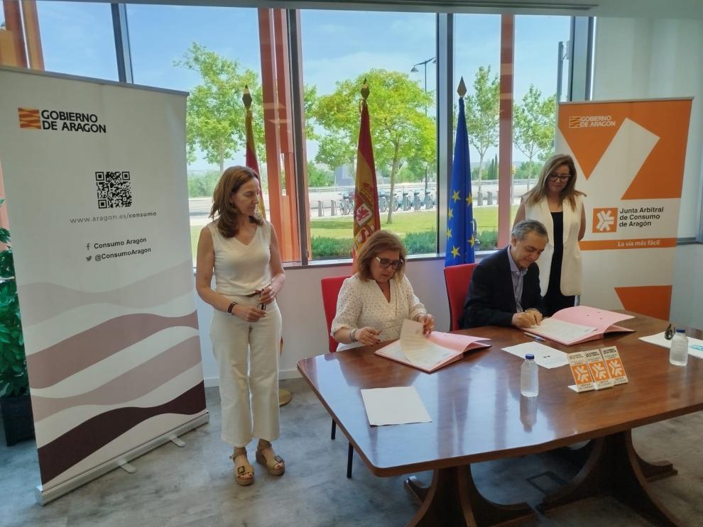 Foto firma convenio Confianza Online