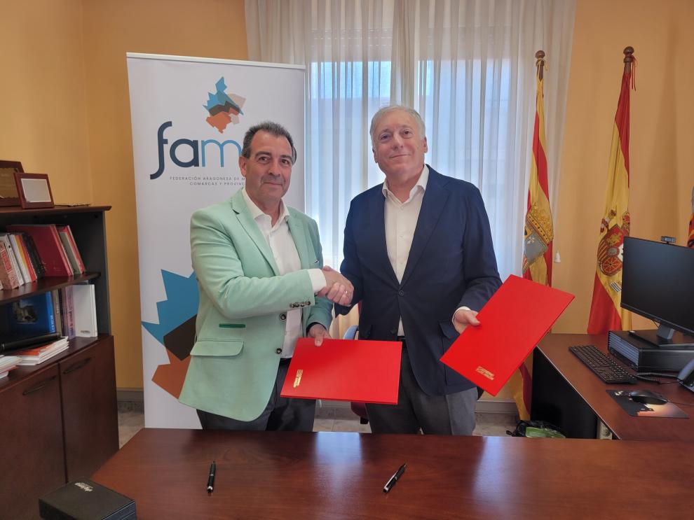 El consejero Octavio López y Carmelo Pérez han suscrito un convenio de colaboración para financiar los gastos de funcionamiento de la federación.