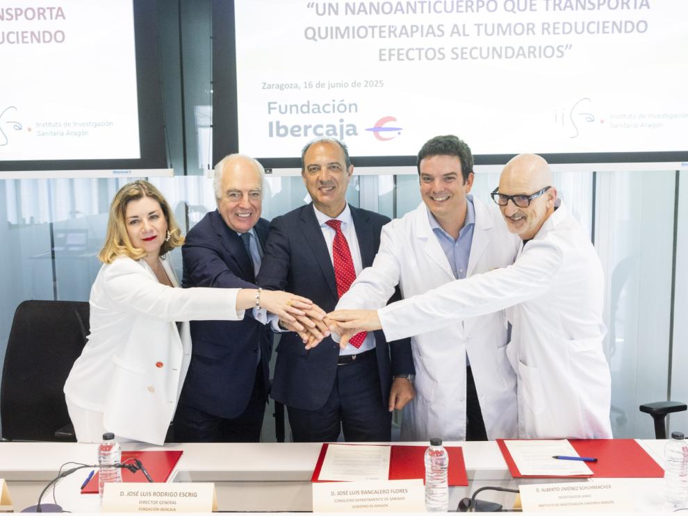El consejero de Sanidad, José Luis Bancalero, y la consejera de Empleo, Ciencia y Universidades, Claudia Pérez, asisten a la firma del convenio.