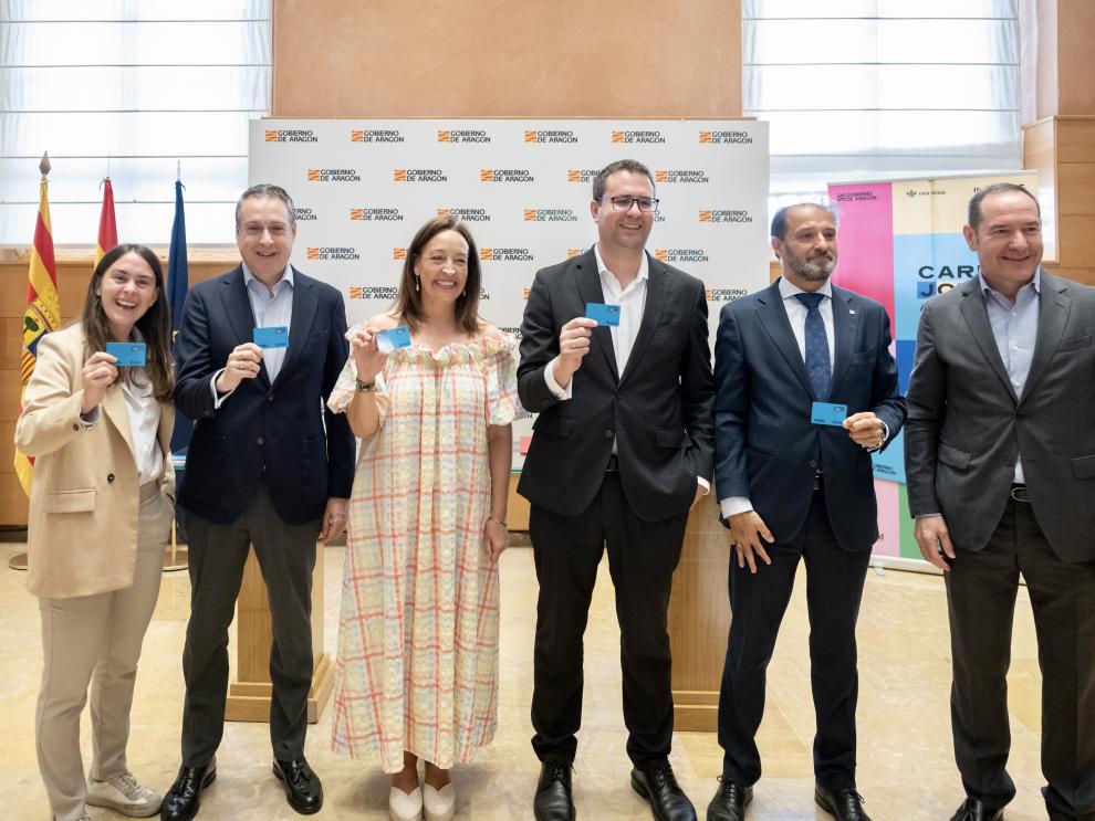 En la imagen, la consejera Susín y la directora general del IAJ, Cristina Navarro, con los representantes de las tres entidades financieras