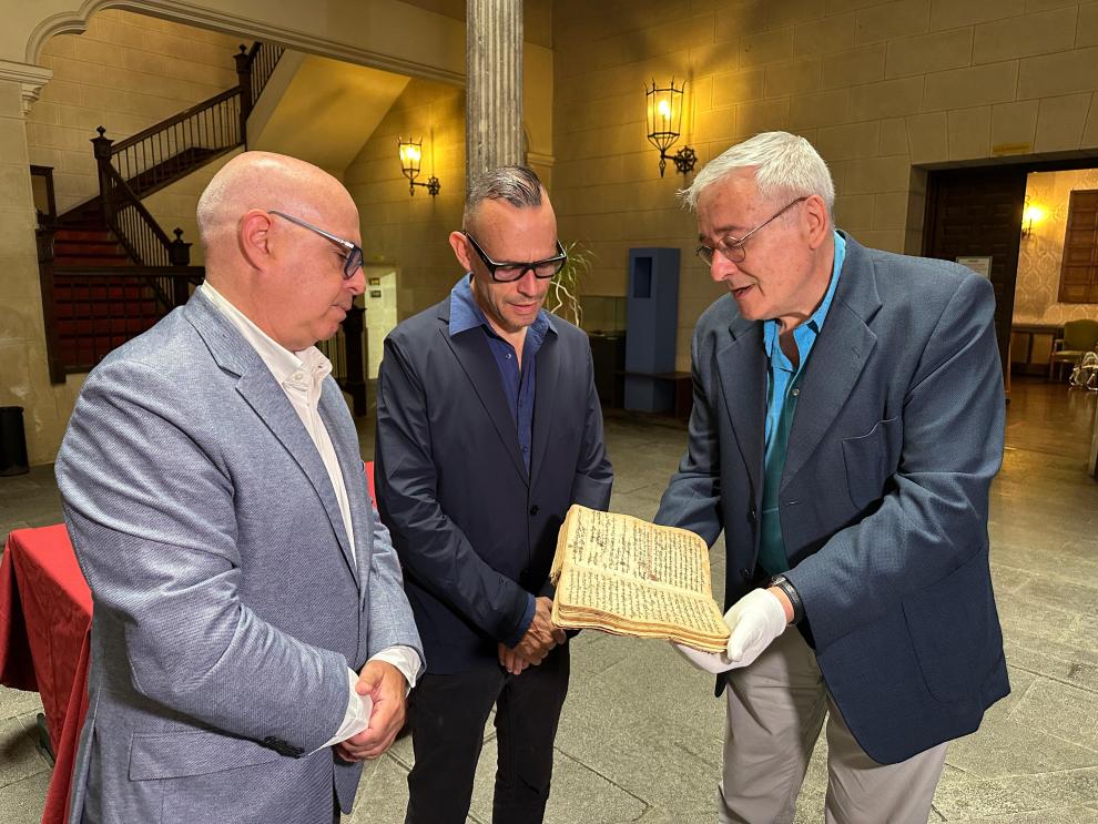 Pedro Olloqui, Fernando Sarría y Juan José Moreno en la presentación del códice este miércoles en Zaragoza.