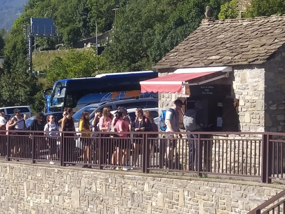 Los autobuses que salen desde el parking de Torla.